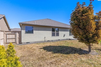 Welcome home! This beautiful 3 bedroom, 2 bathroom rambler is on Horn Rapids Golf Club in Washington - for sale on GolfHomes.com, golf home, golf lot