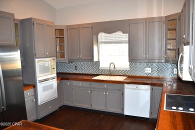 CURRENTLY UNDER CONTRACT, SELLER WILL CONSIDER BACKUP OFFERS on Holiday Golf Club in Florida - for sale on GolfHomes.com, golf home, golf lot
