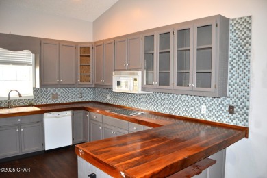 CURRENTLY UNDER CONTRACT, SELLER WILL CONSIDER BACKUP OFFERS on Holiday Golf Club in Florida - for sale on GolfHomes.com, golf home, golf lot