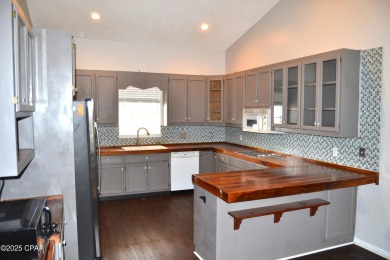 CURRENTLY UNDER CONTRACT, SELLER WILL CONSIDER BACKUP OFFERS on Holiday Golf Club in Florida - for sale on GolfHomes.com, golf home, golf lot