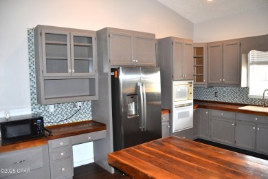 CURRENTLY UNDER CONTRACT, SELLER WILL CONSIDER BACKUP OFFERS on Holiday Golf Club in Florida - for sale on GolfHomes.com, golf home, golf lot