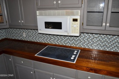 CURRENTLY UNDER CONTRACT, SELLER WILL CONSIDER BACKUP OFFERS on Holiday Golf Club in Florida - for sale on GolfHomes.com, golf home, golf lot