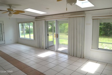 CURRENTLY UNDER CONTRACT, SELLER WILL CONSIDER BACKUP OFFERS on Holiday Golf Club in Florida - for sale on GolfHomes.com, golf home, golf lot