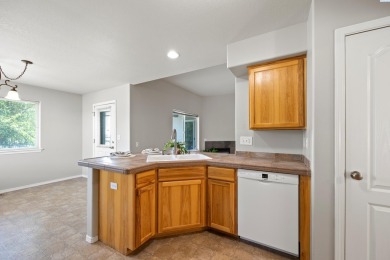 MLS# 285939 Welcome to this charming 3-bedroom, 2-bath home on Horn Rapids Golf Club in Washington - for sale on GolfHomes.com, golf home, golf lot