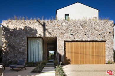 Contemporary architecture meets minimalist organic finishes in on Lakeside Golf Club in California - for sale on GolfHomes.com, golf home, golf lot