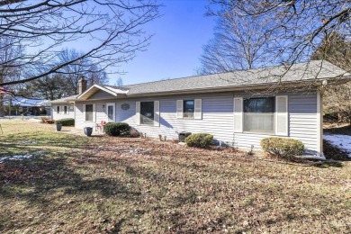 This 3-bedroom, 2-bathroom home sits on a corner lot in the on West Plains Country Club in Missouri - for sale on GolfHomes.com, golf home, golf lot