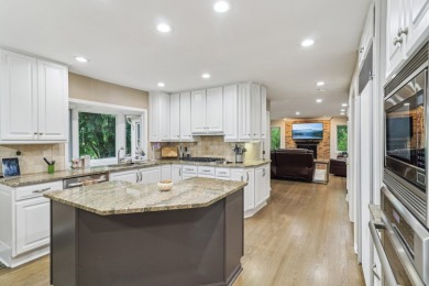 Luxurious Living in Prestigious Turnberry Subdivision  Discover on Turnberry Country Club in Illinois - for sale on GolfHomes.com, golf home, golf lot