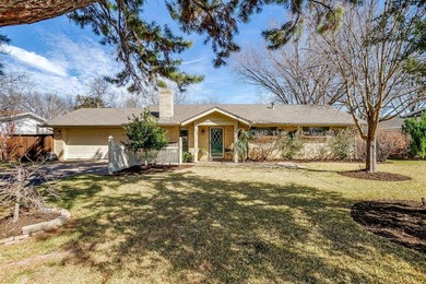 Cute, clean and well maintained - this Benbrook cottage offers a on Pecan Valley Municipal Golf Course in Texas - for sale on GolfHomes.com, golf home, golf lot