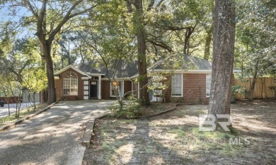 Spacious Lake Forest home with in-ground pool! This 3 bed, 2 on Lake Forest Yacht and Country Club in Alabama - for sale on GolfHomes.com, golf home, golf lot