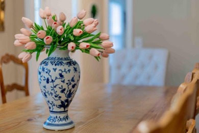 Welcome to 122 Englewood Rd, a beautifully maintained 4-bedroom on Houndslake Country Club in South Carolina - for sale on GolfHomes.com, golf home, golf lot