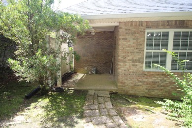 FRESH PAINT throughout! NEW APPLIANCES! MOVE-IN READY! Beautiful on Laurel Country Club in Mississippi - for sale on GolfHomes.com, golf home, golf lot