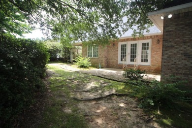 FRESH PAINT throughout! NEW APPLIANCES! MOVE-IN READY! Beautiful on Laurel Country Club in Mississippi - for sale on GolfHomes.com, golf home, golf lot