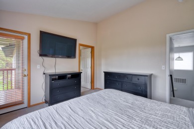 Enjoy this wonderfully located townhome in Eagle Crest Resort on on Eagle Crest Golf Resort - Ridge Course in Oregon - for sale on GolfHomes.com, golf home, golf lot