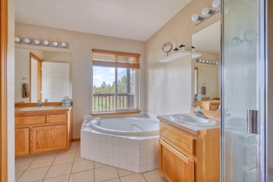 Enjoy this wonderfully located townhome in Eagle Crest Resort on on Eagle Crest Golf Resort - Ridge Course in Oregon - for sale on GolfHomes.com, golf home, golf lot