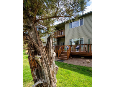 Enjoy this wonderfully located townhome in Eagle Crest Resort on on Eagle Crest Golf Resort - Ridge Course in Oregon - for sale on GolfHomes.com, golf home, golf lot