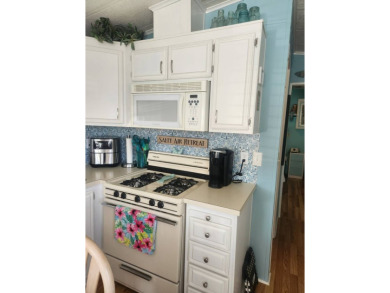 Being Sold Below Market Value!  1986 1/1 in pristine condition on Largo Golf Course in Florida - for sale on GolfHomes.com, golf home, golf lot
