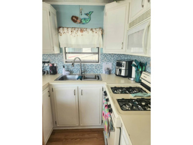 Being Sold Below Market Value!  1986 1/1 in pristine condition on Largo Golf Course in Florida - for sale on GolfHomes.com, golf home, golf lot