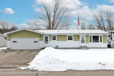 Step into this practical 3-bedroom, 2.5-bath home featuring on Oak Lane Golf Course, Inc. in Michigan - for sale on GolfHomes.com, golf home, golf lot