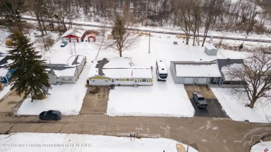 Step into this practical 3-bedroom, 2.5-bath home featuring on Oak Lane Golf Course, Inc. in Michigan - for sale on GolfHomes.com, golf home, golf lot