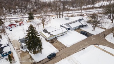 Step into this practical 3-bedroom, 2.5-bath home featuring on Oak Lane Golf Course, Inc. in Michigan - for sale on GolfHomes.com, golf home, golf lot