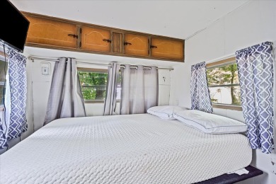 Take a look at this camper with a sunroom located in Holiday Out on Lake Tansi Village Country Club in Tennessee - for sale on GolfHomes.com, golf home, golf lot