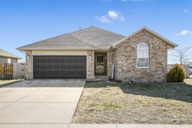 Welcome to this beautifully maintained 3-bedroom, 2-bathroom on Fremont Hills Country Club in Missouri - for sale on GolfHomes.com, golf home, golf lot