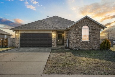 Welcome to this beautifully maintained 3-bedroom, 2-bathroom on Fremont Hills Country Club in Missouri - for sale on GolfHomes.com, golf home, golf lot