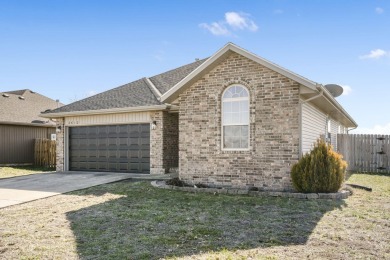 Welcome to this beautifully maintained 3-bedroom, 2-bathroom on Fremont Hills Country Club in Missouri - for sale on GolfHomes.com, golf home, golf lot