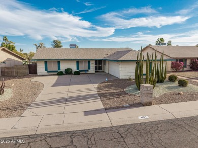 Ahwatukee! South Mountain Views! This 3 bedroom home offers an on Ahwatukee Country Club in Arizona - for sale on GolfHomes.com, golf home, golf lot