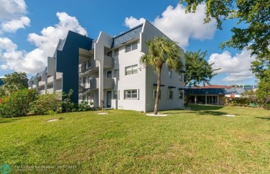 This charming 2-bedroom, 2-bathroom corner condo is in the on Oriole Golf and Tennis Club in Florida - for sale on GolfHomes.com, golf home, golf lot