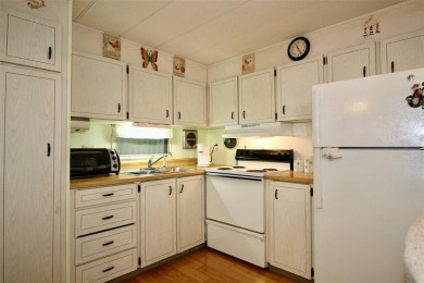 **DESIRABLE GOLDEN GATE! RESIDENT OWNED COMMUNITY** Spacious on Mainlands Golf Club in Florida - for sale on GolfHomes.com, golf home, golf lot