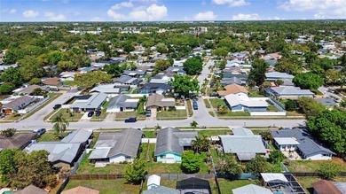Welcome to this well-maintained 3-bedroom, 2-bathroom, 2-car on Bent Tree Country Club in Florida - for sale on GolfHomes.com, golf home, golf lot