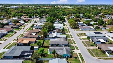 Welcome to this well-maintained 3-bedroom, 2-bathroom, 2-car on Bent Tree Country Club in Florida - for sale on GolfHomes.com, golf home, golf lot