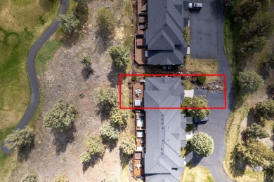 Discover the essence of Eagle Crest in this inviting corner unit on Eagle Crest Golf Resort - Resort Course in Oregon - for sale on GolfHomes.com, golf home, golf lot