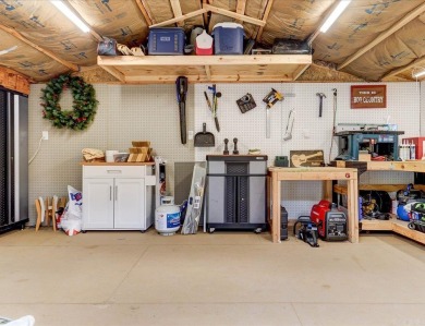 Welcome to this beautifully updated 3-bedroom, 2-bath home on Diamondhead Golf and Country Club in Arkansas - for sale on GolfHomes.com, golf home, golf lot