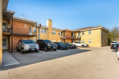 PERFECT GLENVIEW LOCATION..  LARGE 1BR 1BA UNIT OVERLOOKING on Glenview Park Golf Club in Illinois - for sale on GolfHomes.com, golf home, golf lot