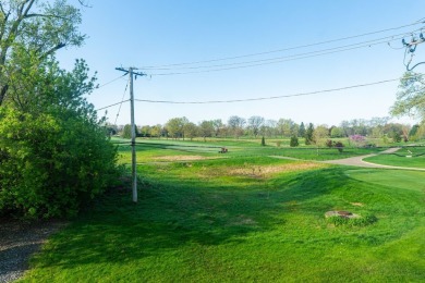 PERFECT GLENVIEW LOCATION..  LARGE 1BR 1BA UNIT OVERLOOKING on Glenview Park Golf Club in Illinois - for sale on GolfHomes.com, golf home, golf lot