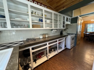 Walking distance to the golf course and resort!! EXTRA LOT! This on Rayburn Country Club in Texas - for sale on GolfHomes.com, golf home, golf lot