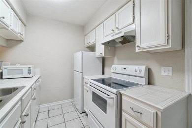 Located at 803 Cardinal Creek BLVD Unit B, Norman, OK 73072 on Jimmie Austin OU Golf Club in Oklahoma - for sale on GolfHomes.com, golf home, golf lot