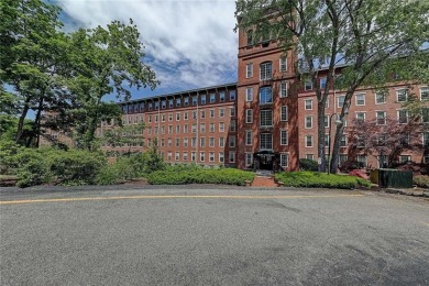 This lovely one bed, one bath condo is located within the much on Kirkbrae Country Club in Rhode Island - for sale on GolfHomes.com, golf home, golf lot