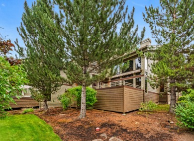 This townhome in Broken Top is surrounded by beautiful on Broken Top Club in Oregon - for sale on GolfHomes.com, golf home, golf lot