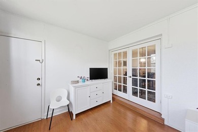 Move-in ready, light and bright 1-bedroom, 1-bath located in the on Cross Creek Golf Course in Georgia - for sale on GolfHomes.com, golf home, golf lot