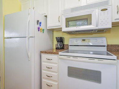 Turn-key 1BR/1.5BA in Vista Royale, Vero's most active 55+ on The American Golf Club in Florida - for sale on GolfHomes.com, golf home, golf lot