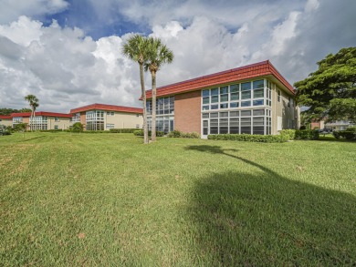 Turn-key 1BR/1.5BA in Vista Royale, Vero's most active 55+ on The American Golf Club in Florida - for sale on GolfHomes.com, golf home, golf lot