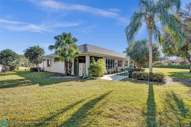 Spacious 3/2 villa offers over 2000sq. feet of living area!! on Aberdeen Golf and Country Club in Florida - for sale on GolfHomes.com, golf home, golf lot