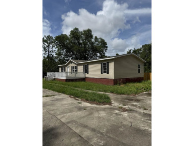 Recently moved to this lot, this beautifully 2015 manufactured on Wildwood Country Club in Florida - for sale on GolfHomes.com, golf home, golf lot