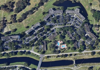 Beautifully updated top-floor 2/2 condo on Palm Aire's Oaks Lane on Palm-Aire Country Club and Resort - Palms in Florida - for sale on GolfHomes.com, golf home, golf lot
