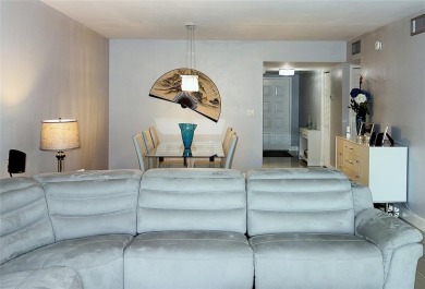 Beautifully updated top-floor 2/2 condo on Palm Aire's Oaks Lane on Palm-Aire Country Club and Resort - Palms in Florida - for sale on GolfHomes.com, golf home, golf lot