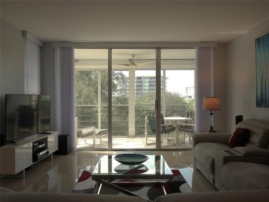 Beautifully updated top-floor 2/2 condo on Palm Aire's Oaks Lane on Palm-Aire Country Club and Resort - Palms in Florida - for sale on GolfHomes.com, golf home, golf lot