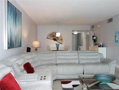 Beautifully updated top-floor 2/2 condo on Palm Aire's Oaks Lane on Palm-Aire Country Club and Resort - Palms in Florida - for sale on GolfHomes.com, golf home, golf lot